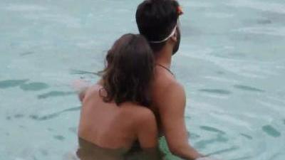 Молодая пара трахается на море прямо в воде